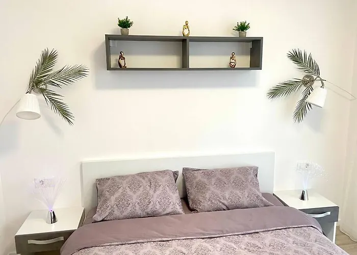 Sunlit Shelter * Ideal Location! Free Parking