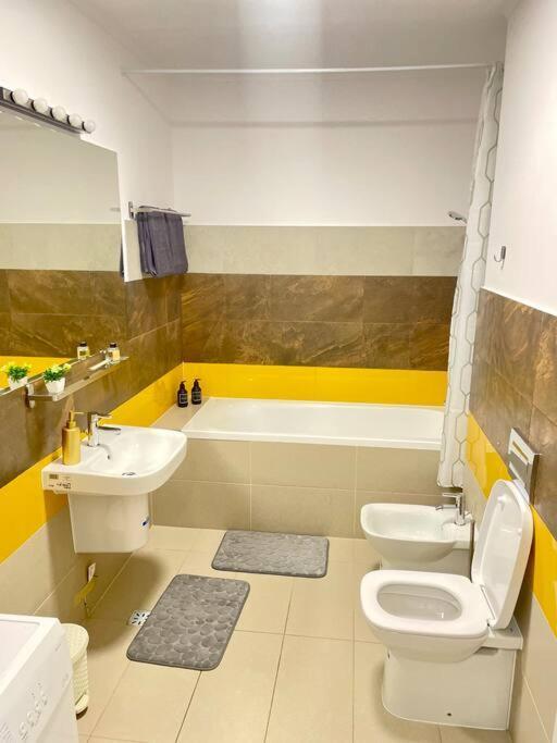 Apartment Sunlit Shelter * Ideal Location! Free Parking *
