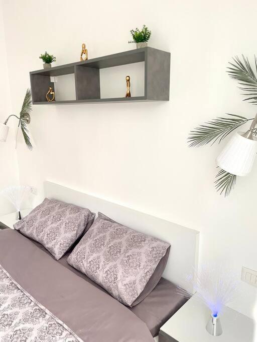 Sunlit Shelter * Ideal Location! Free Parking *