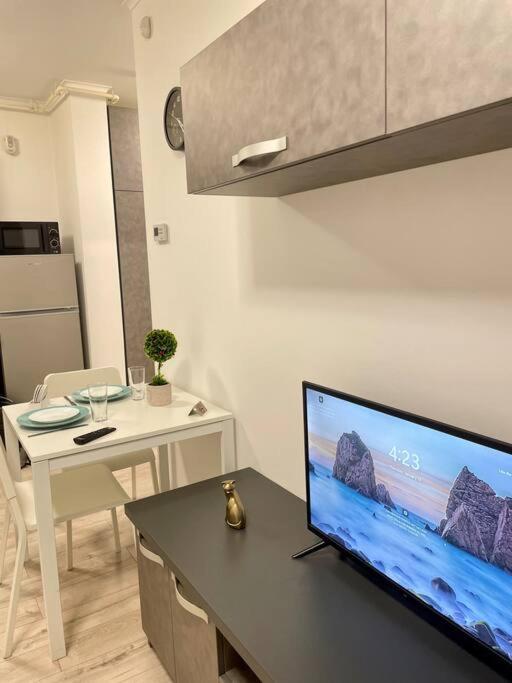 Sunlit Shelter * Ideal Location! Free Parking
