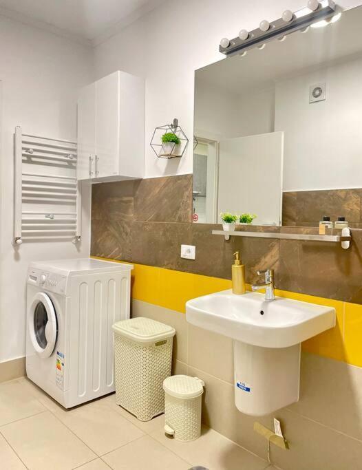 Sunlit Shelter * Ideal Location! Free Parking Apartment *