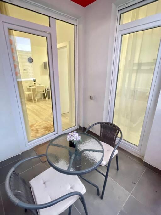 Sunlit Shelter * Ideal Location! Free Parking Apartment *
